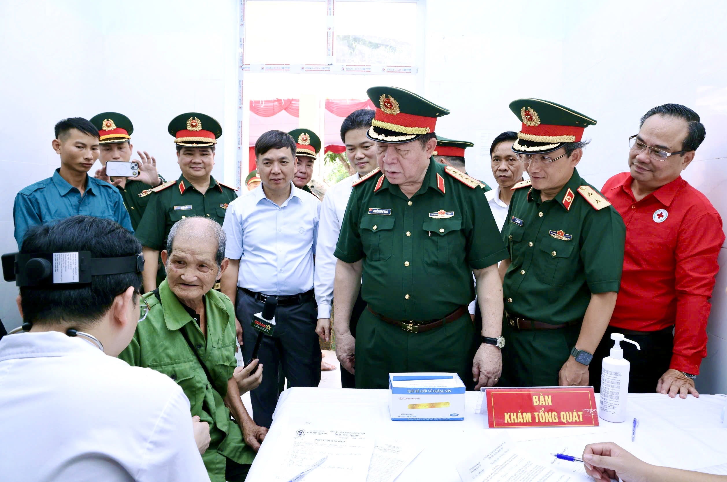 Tặng quà, chăm sóc sức khoẻ đối tượng chính sách và hộ nghèo tại xã Thanh Thuỷ, tỉnh Tuyên Quang